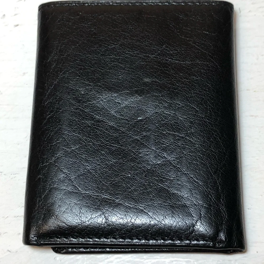 Fossil Black Tri-Fold Leather Wallet for Men, like new, pet/smoke free home